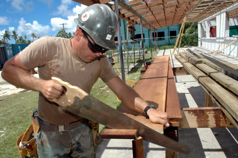 charpentier-COLLOBRIERES-min_worker_construction_building_carpenter_male_job_build_helmet-893290